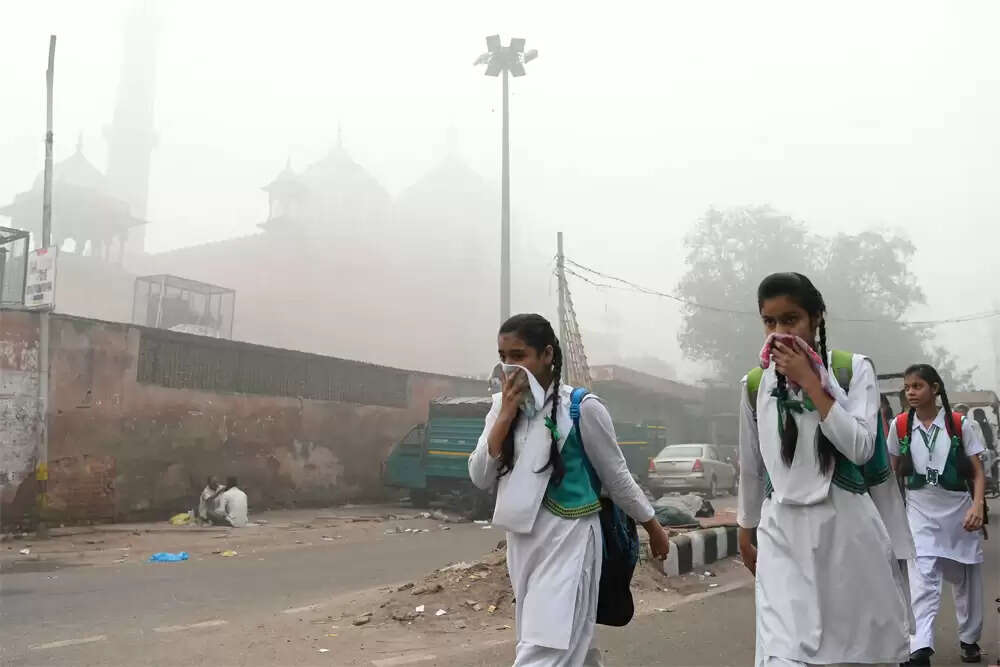 दिल्ली-एनसीआर में वायु प्रदूषण की स्थिति गंभीर, एक्यूआई 300 के पार