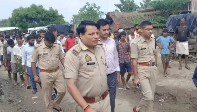 लखीमपुर खीरी में बाढ़ के बीच नाव पलटने से पिता-पुत्री लापता