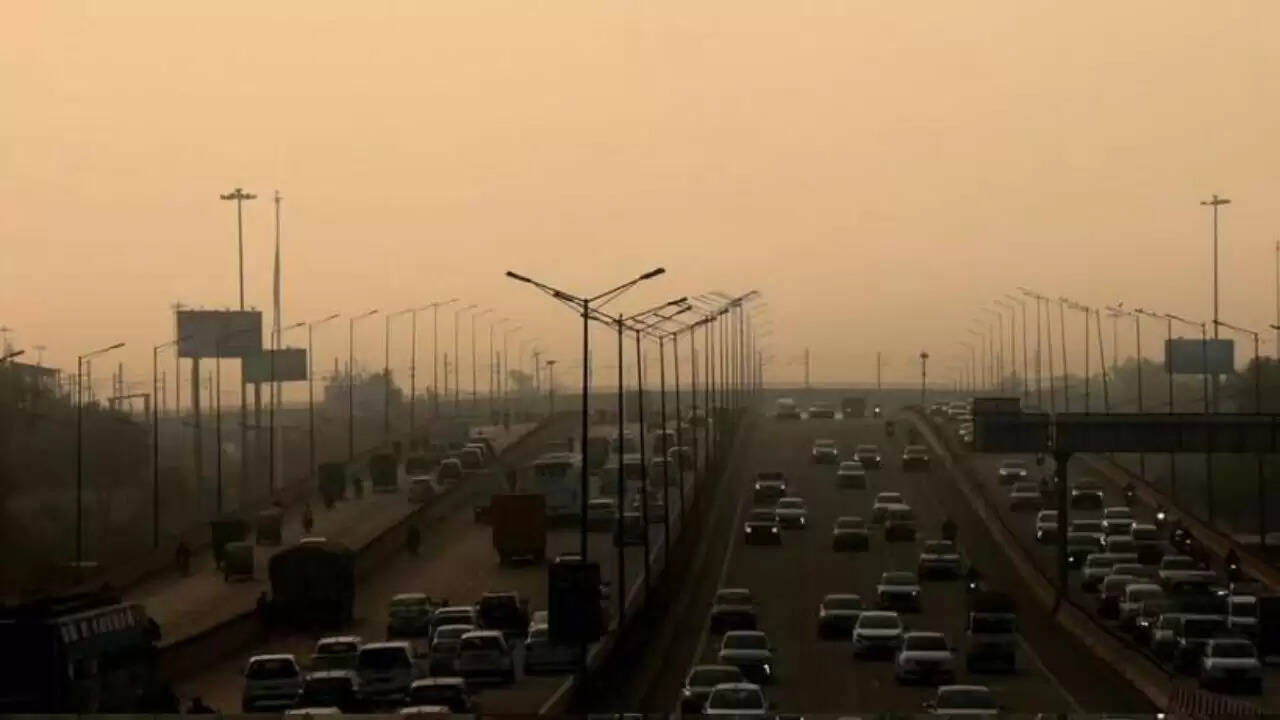 दिल्ली में प्रदूषण का संकट: वायु गुणवत्ता सूचकांक ने तोड़ा रिकॉर्ड