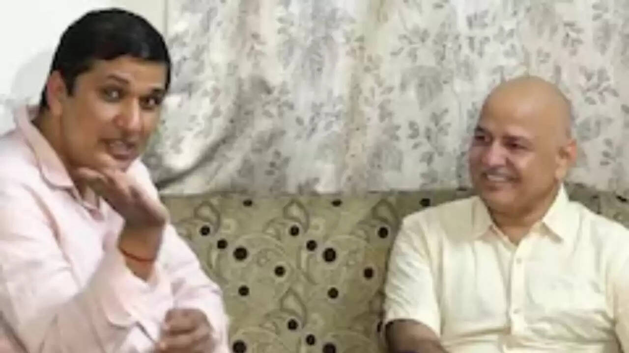 सौरभ भारद्वाज के घर ईडी की छापेमारी: मनीष सिसोदिया ने उठाए गंभीर सवाल