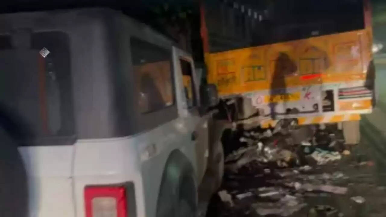 दिल्ली के मोती बाग में दर्दनाक सड़क हादसा: 40 वर्षीय व्यक्ति की जान गई