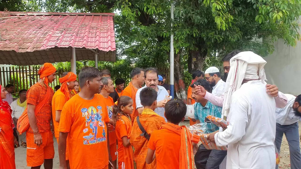मुस्लिम समुदाय ने कांवड़ियों का फूलों से स्वागत कर दिखाई गंगा-जमुनी संस्कृति