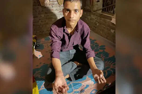 आगरा में पुलिस की बर्बरता: छात्र को पीटने के आरोप में दो दारोगा निलंबित