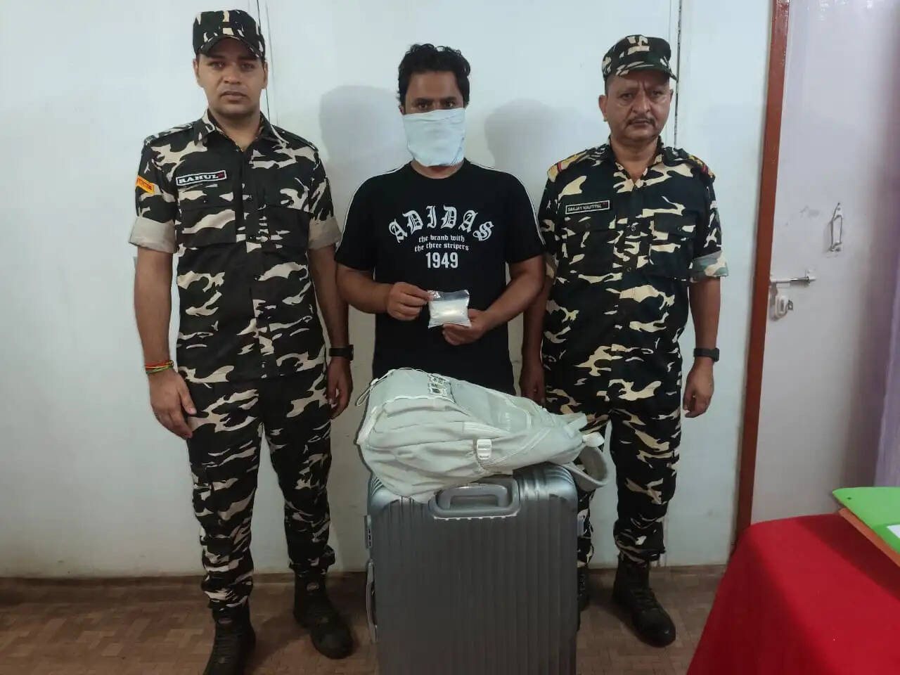 सोनौली सीमा पर चांदी तस्करी का खुलासा, युवक गिरफ्तार