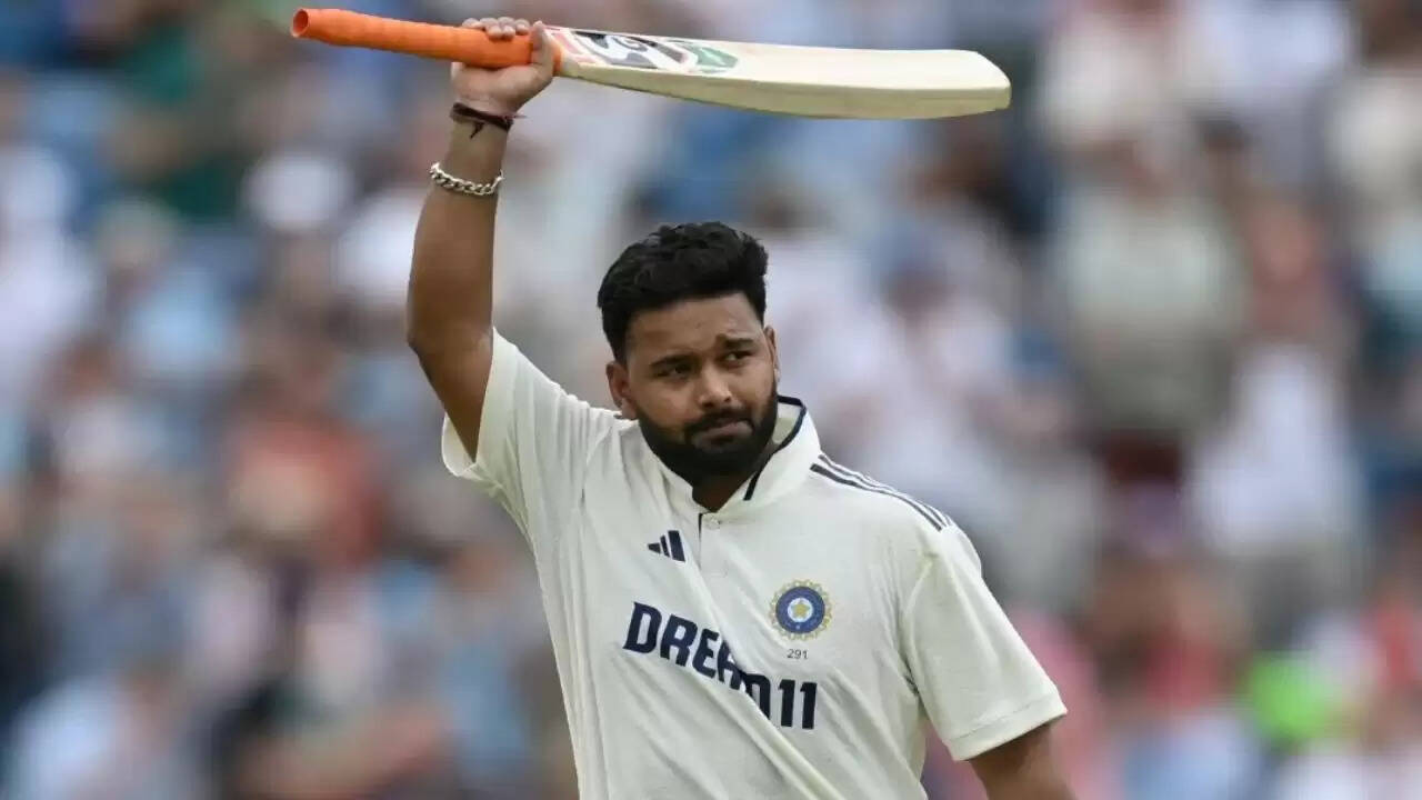 ऋषभ पंत ने लीड्स टेस्ट में रचा इतिहास, बने एशिया के पहले विकेटकीपर बल्लेबाज
