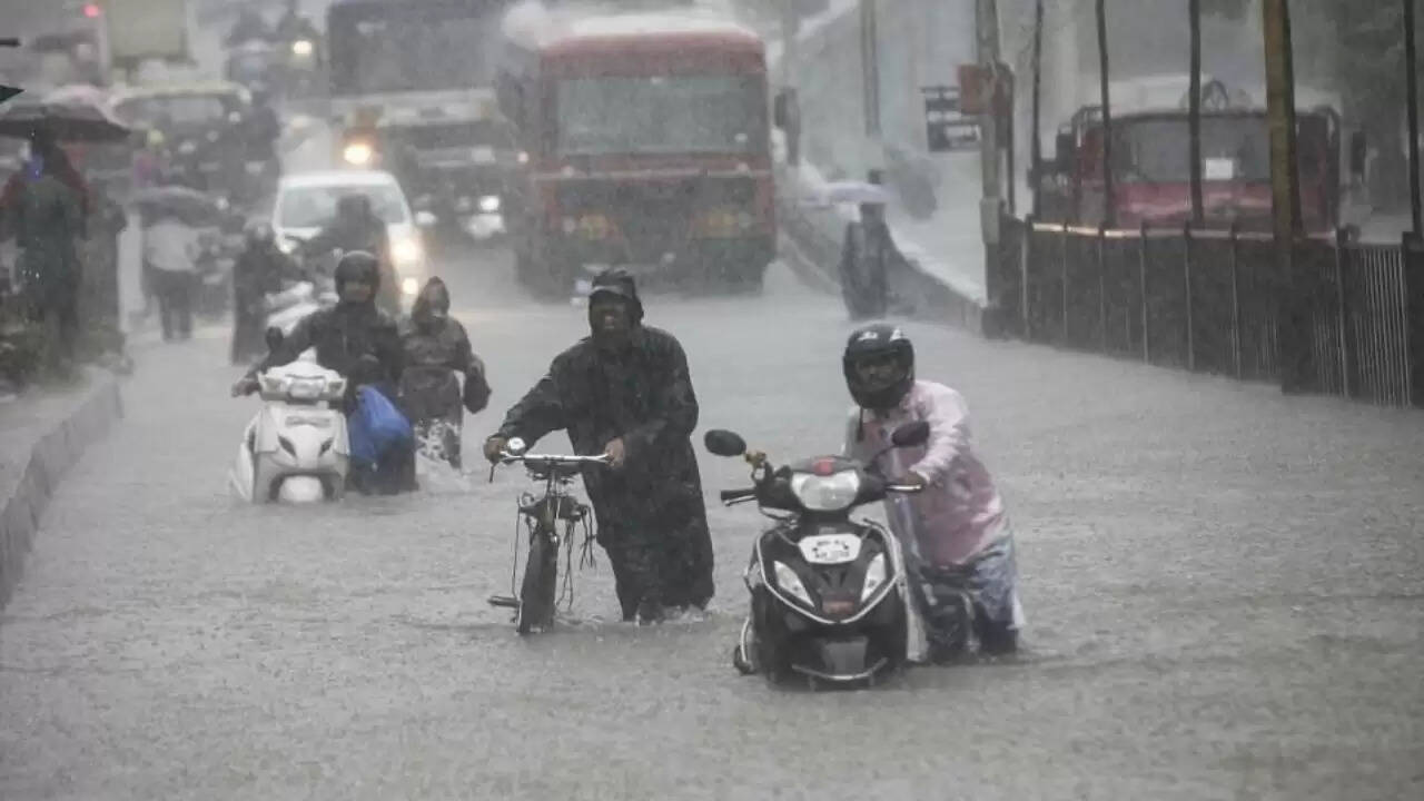 बेंगलुरु में मानसून की वापसी: भारी बारिश और जलभराव की स्थिति