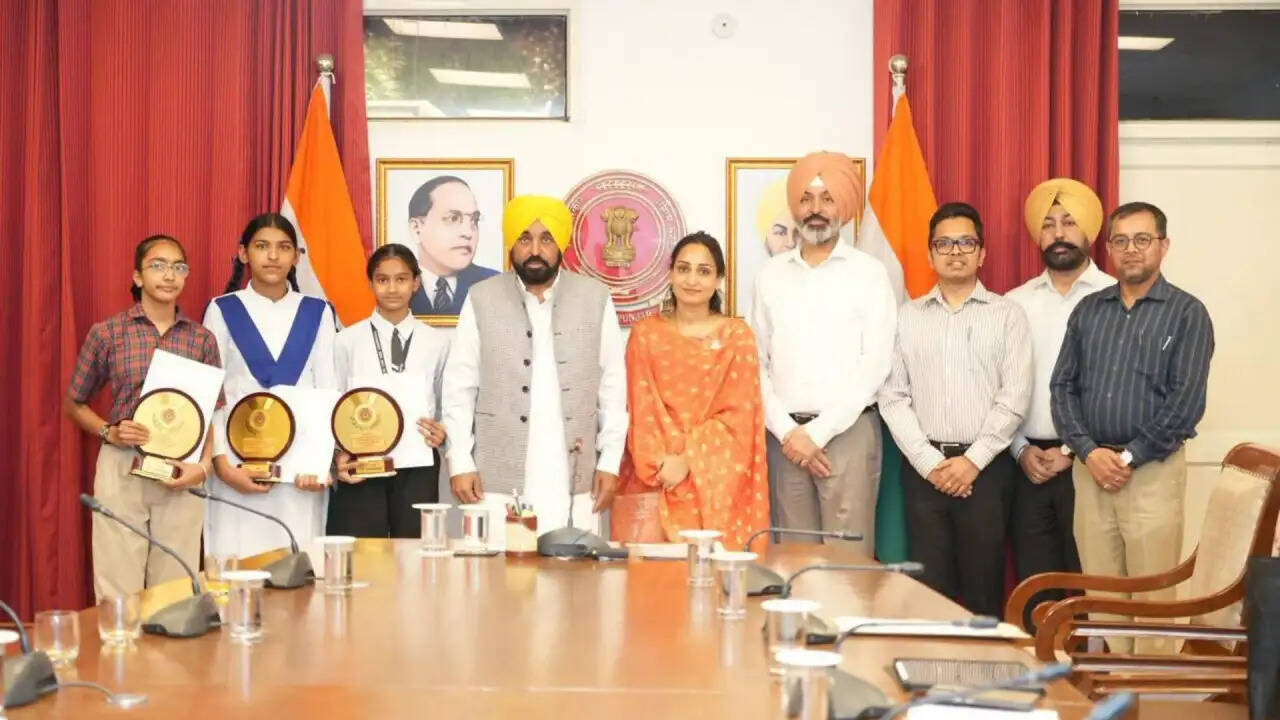 पंजाब में शिक्षा क्रांति: मुख्यमंत्री भगवंत मान ने टॉप विद्यार्थियों को सम्मानित किया