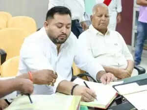 तेजस्वी यादव ने राघोपुर से भरा नामांकन, तीसरी बार चुनावी मैदान में