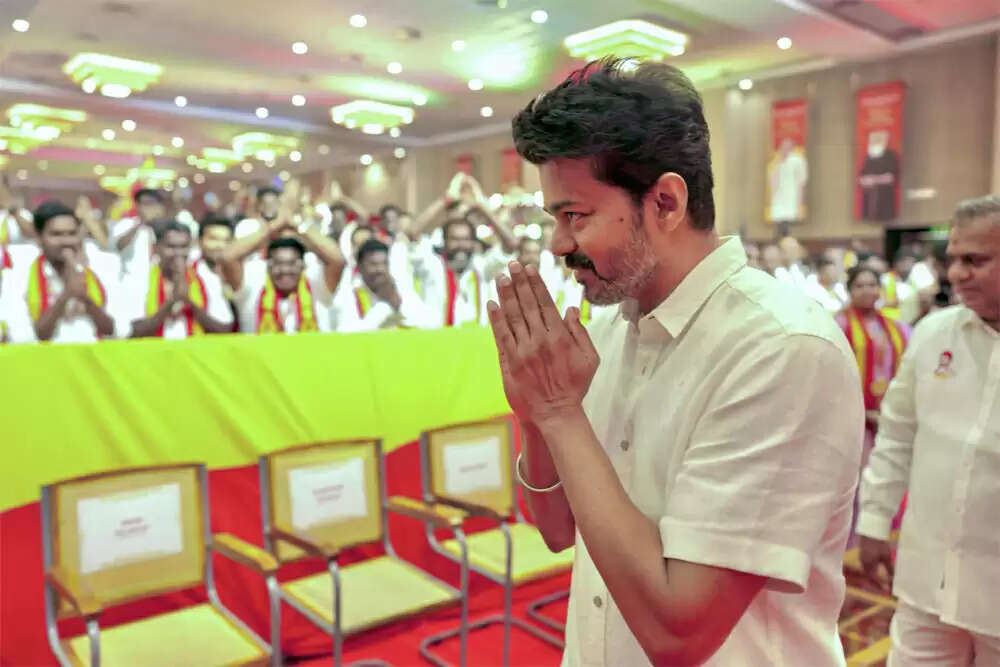 राहुल गांधी का तमिलनाडु दौरा: विजय के समर्थन में खड़े हुए