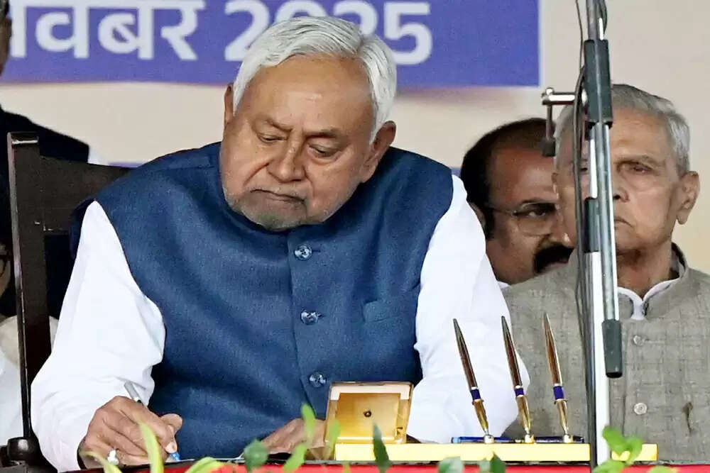 नीतीश कुमार ने 10वीं बार बिहार के मुख्यमंत्री के रूप में शपथ ली