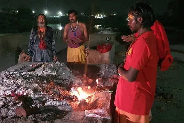 उज्जैन में दीपावली पर तांत्रिक अनुष्ठान: जलती चिताओं पर विशेष साधना