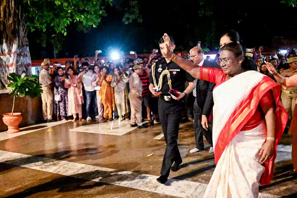 द्रौपदी मुर्मू का गोरखपुर दौरा: आयुष विश्वविद्यालय का उद्घाटन