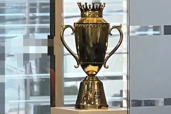 पाकिस्तान ने BCCI के सामने झुककर एशिया कप ट्रॉफी सौंपी
