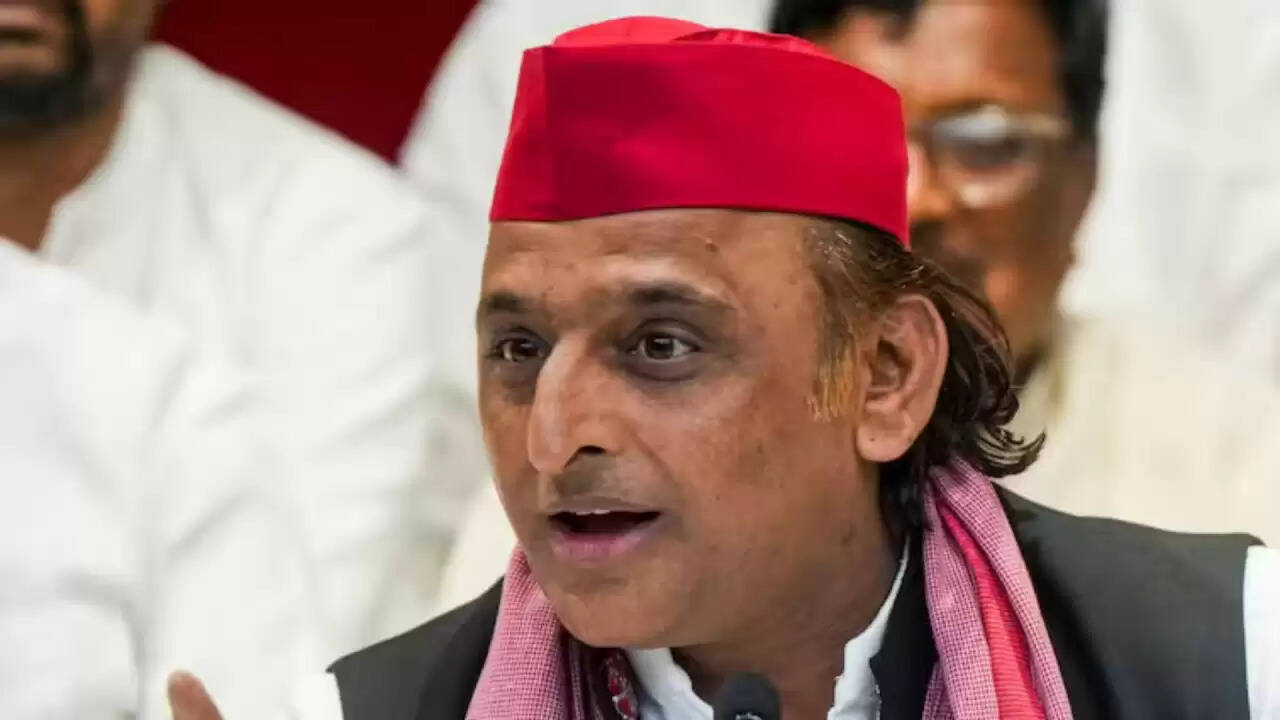 इटावा में कथावाचकों के साथ अभद्रता: अखिलेश यादव ने भाजपा पर साधा निशाना