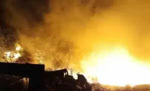 भीषण आग ने प्लास्टिक गोदाम को किया प्रभावित, दमकल की 10 गाड़ियाँ मौके पर पहुंचीं