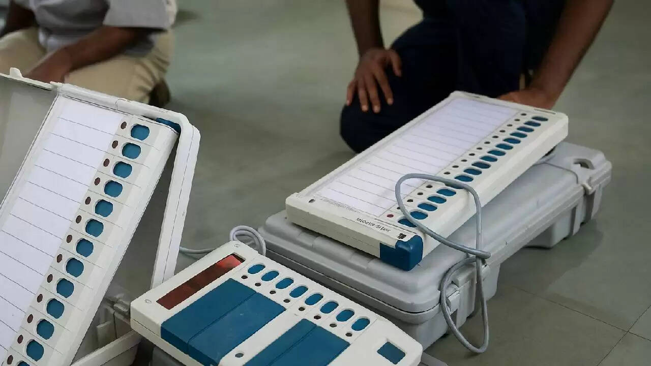 चुनाव आयोग का नया नियम: पोस्टल बैलेट की गिनती पहले, ईवीएम बाद में