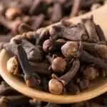 सोमवार को लौंग के उपाय: धन समस्याओं से मुक्ति के लिए सरल विधियाँ