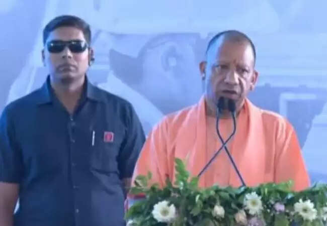 सीएम योगी ने टाटा मोटर्स की 10 लाखवीं गाड़ी का किया फ्लैग ऑफ