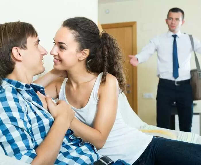 महिलाओं की बेवफाई: भावनात्मक कारणों की गहराई में जाएं