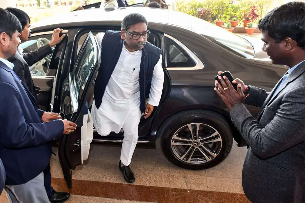 हेमंत सोरेन का असम दौरा: कांग्रेस के साथ संभावित तालमेल की चर्चा