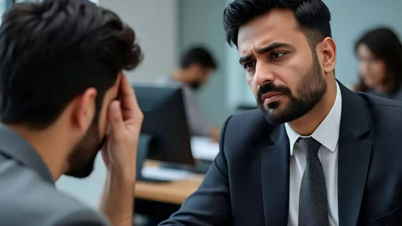 क्या सिरदर्द के लिए छुट्टी नहीं मिलनी चाहिए? वायरल WhatsApp चैट ने बढ़ाई बहस