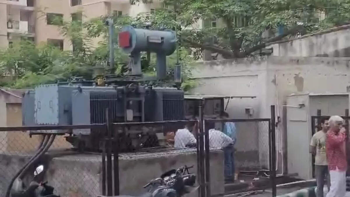 ग्रेटर नोएडा वेस्ट में बिजली संकट: Galaxy Royal Society के निवासी परेशान
