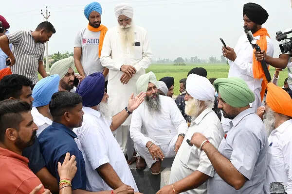 सुखबीर सिंह बादल ने बाढ़ प्रभावित गांवों के लिए सेना की मदद की मांग की