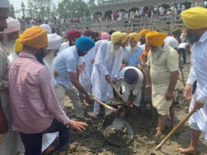 गुरुद्वारा पंजोखरा साहिब में सरोवर से गाद निकालने की सेवा का आरंभ