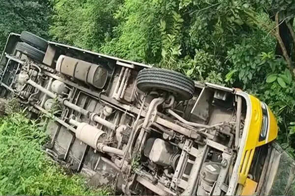 हल्द्वानी में स्कूल बस का हादसा: 12 बच्चे घायल, चालक पर लापरवाही का आरोप
