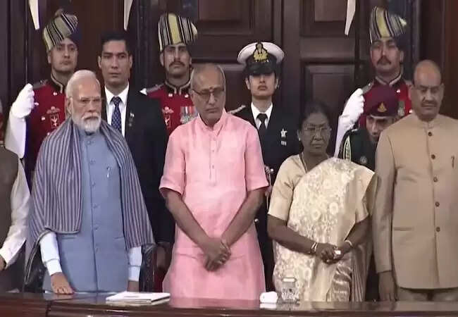 भारत का 76वां संविधान दिवस: राष्ट्रपति मुर्मू ने किया संविधान का अनुवाद जारी