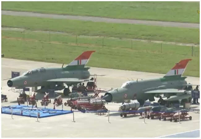MIG-21 लड़ाकू विमानों की सेवामुक्ति समारोह में रक्षा मंत्री की उपस्थिति