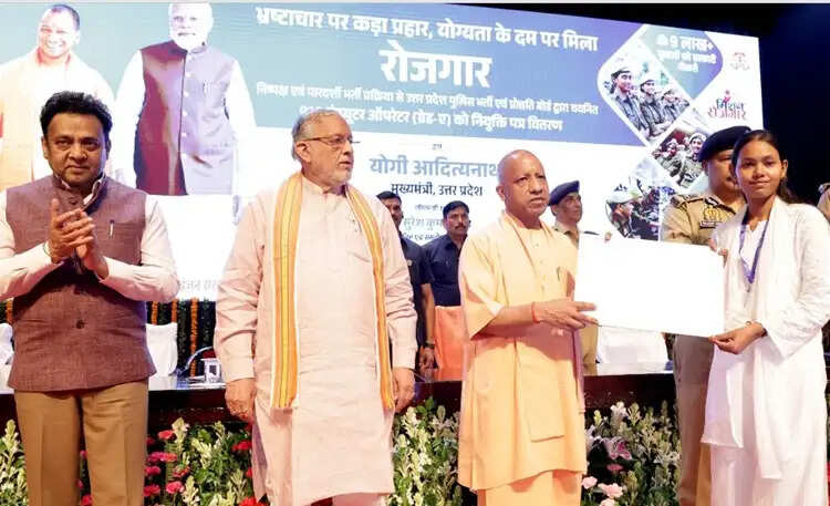 योगी आदित्यनाथ ने 930 कंप्यूटर ऑपरेटरों को नियुक्ति पत्र वितरित किए