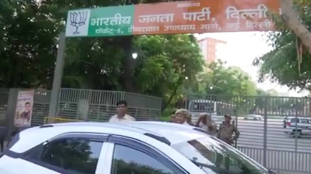 दिल्ली में आतंकी हमले की आशंका, सुरक्षा बढ़ाई गई
