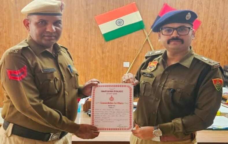 सिरसा: एसपी ने 8 पुलिस कर्मियों को प्रशस्ति पत्र देकर किया सम्मानित
