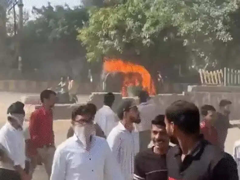 नोएडा में फैक्ट्री कर्मचारियों का प्रदर्शन: 50 से अधिक फैक्ट्रियों में तोड़फोड़