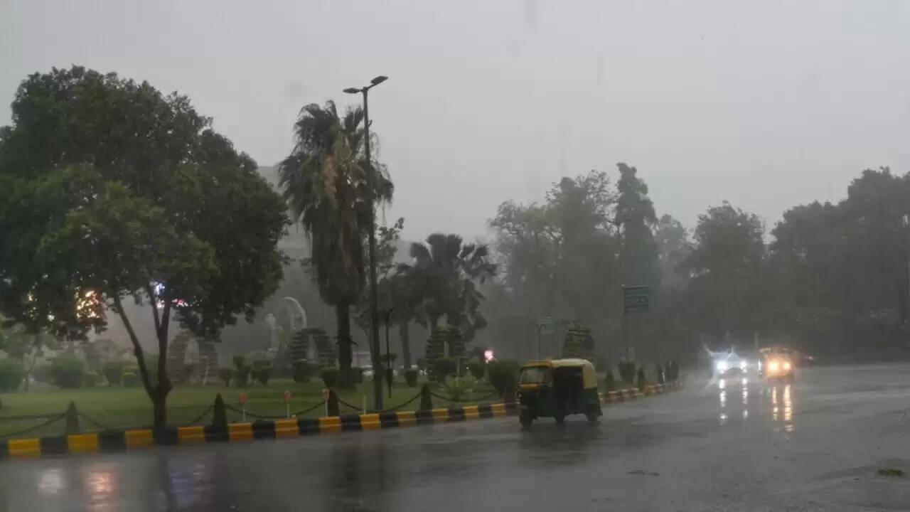 दिल्ली में मौसम का मिजाज बदला: आंधी और बारिश की चेतावनी