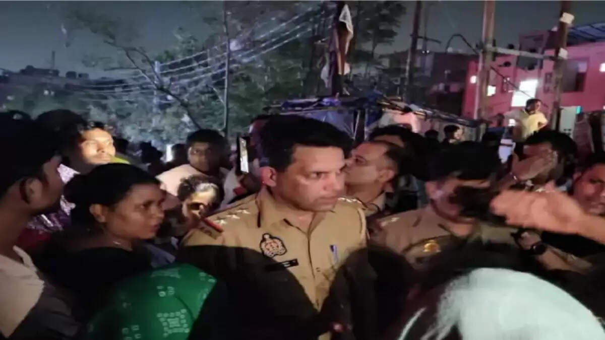 गाजियाबाद में बिजली कटौती के खिलाफ लोगों का प्रदर्शन