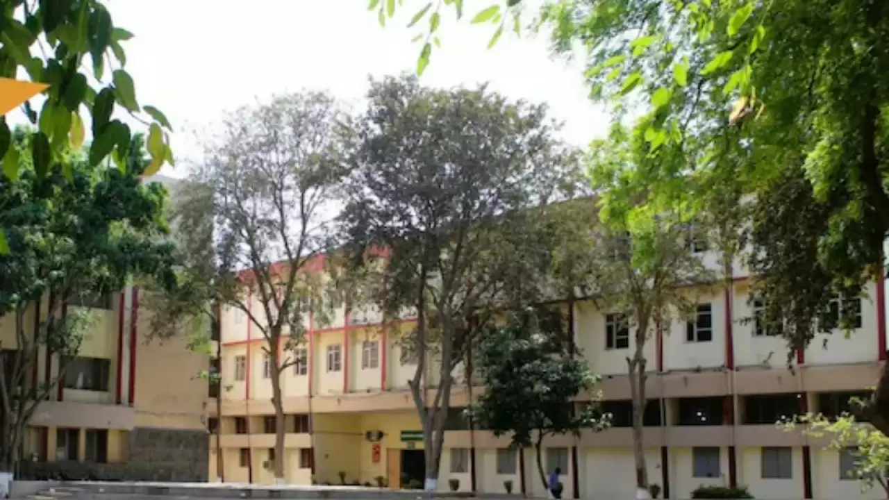 दिल्ली के लाल किले के पास धमाका: क्या अल-फ़लाह विश्वविद्यालय का है संबंध?