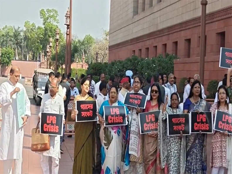 संसद के बजट सत्र में विपक्ष का एलपीजी संकट पर प्रदर्शन