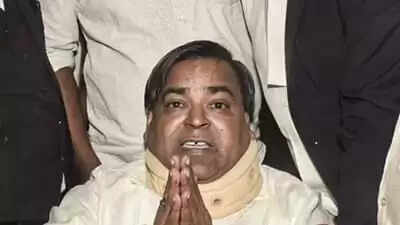 लखनऊ जेल में पूर्व मंत्री गायत्री प्रजापति पर हमला, हालत स्थिर