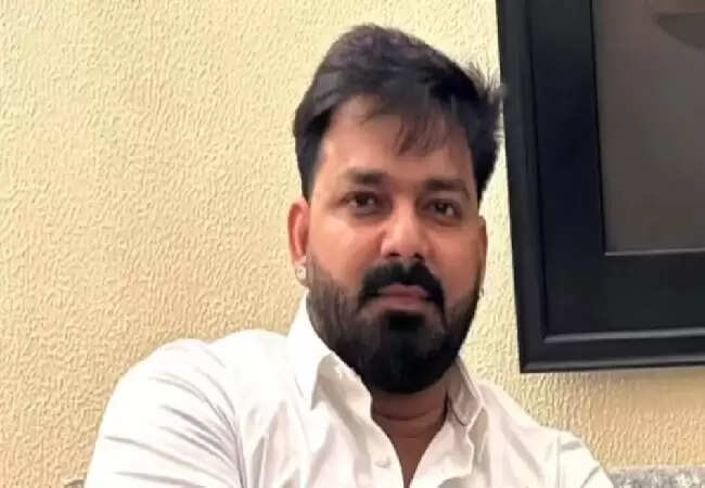 बिहार चुनाव में पवन सिंह और खेसारी लाल यादव की टकरार