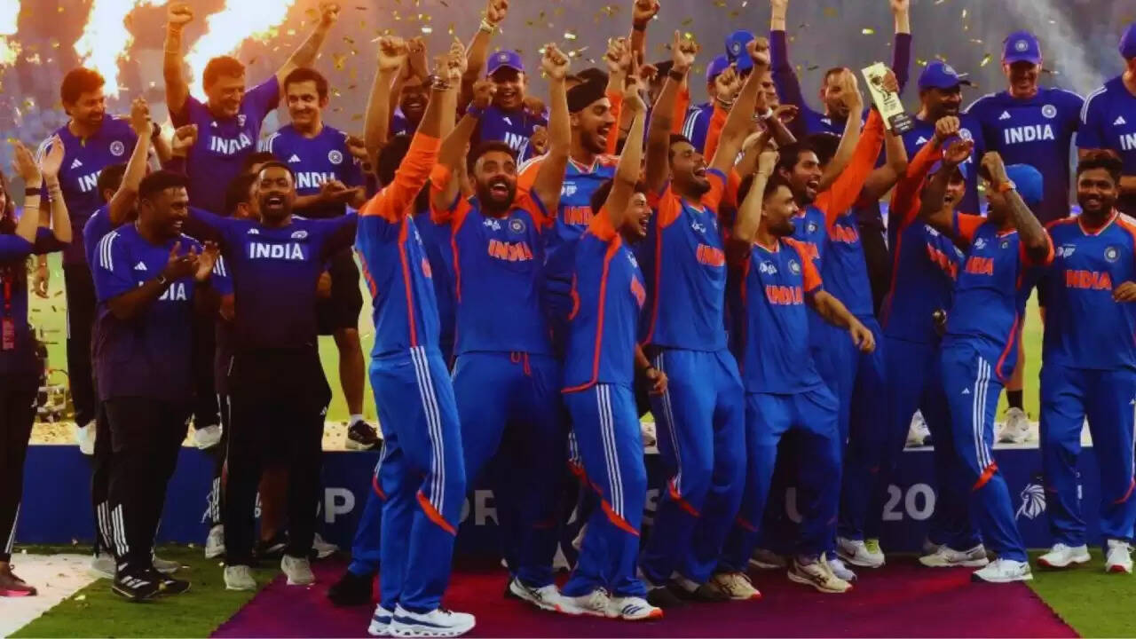 Asia Cup 2025: भारत की ऐतिहासिक जीत के बाद ट्रॉफी विवाद ने बढ़ाई राजनीतिक गर्मी