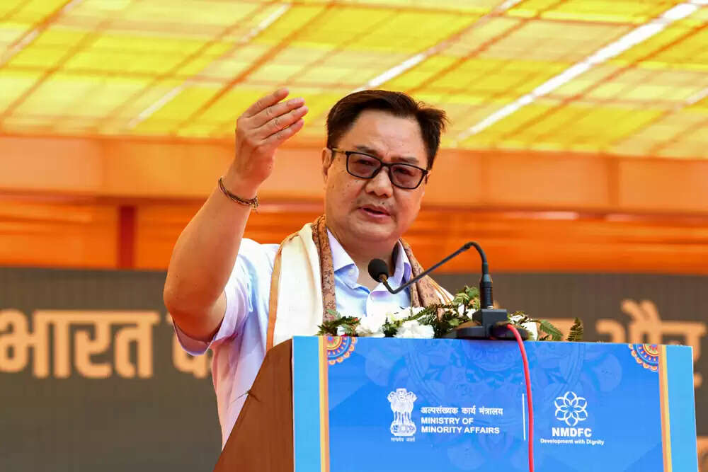 केंद्रीय मंत्री किरेन रिजिजू ने लद्दाख में बर्फबारी का आनंद लिया