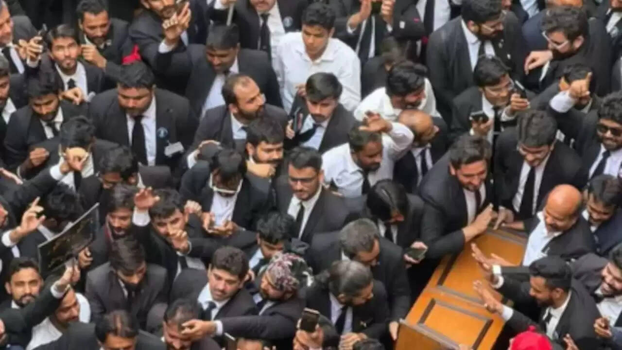 पाकिस्तान में संवैधानिक संकट: आसिम मुनीर को मिले असीमित अधिकार, वकीलों का विरोध