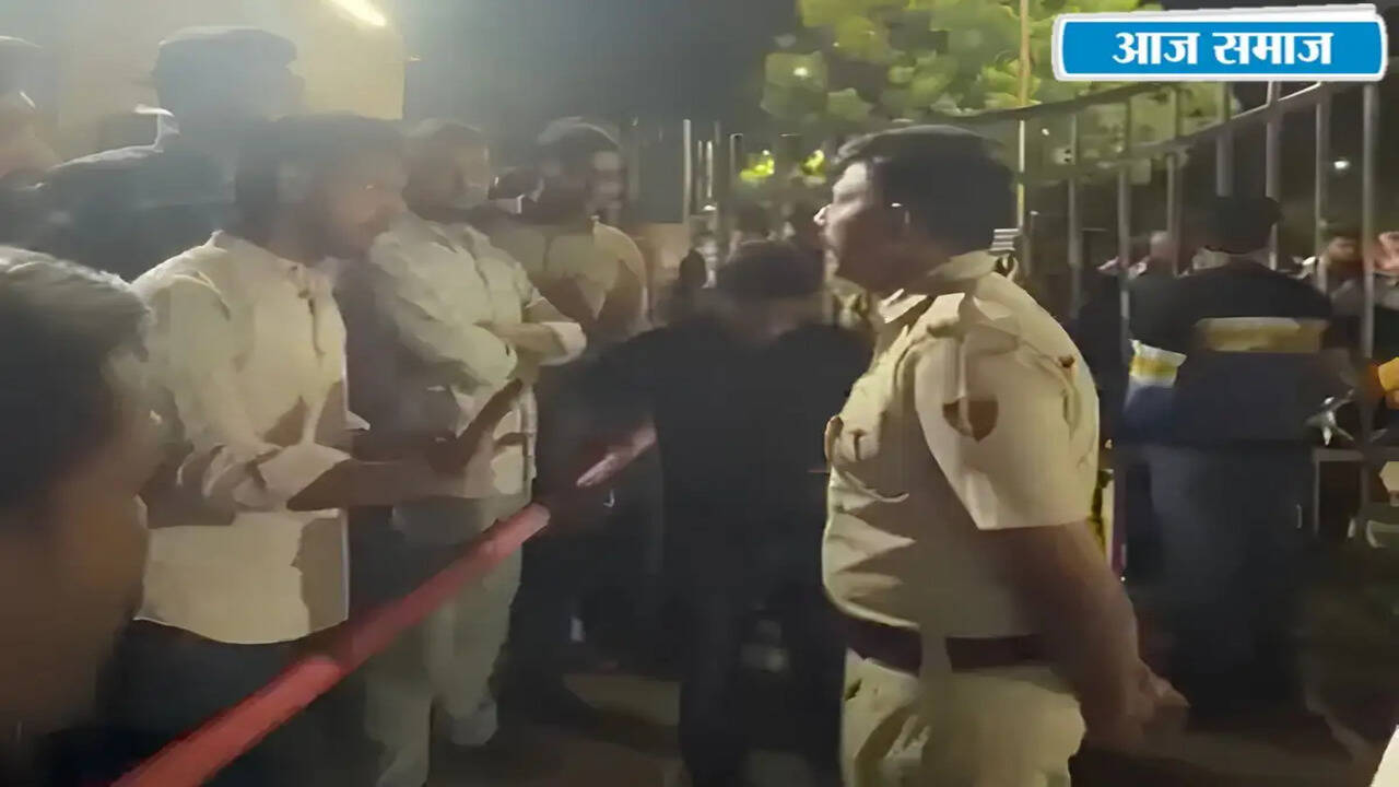 हरियाणा केंद्रीय विश्वविद्यालय में आग लगने से छात्रों का प्रदर्शन