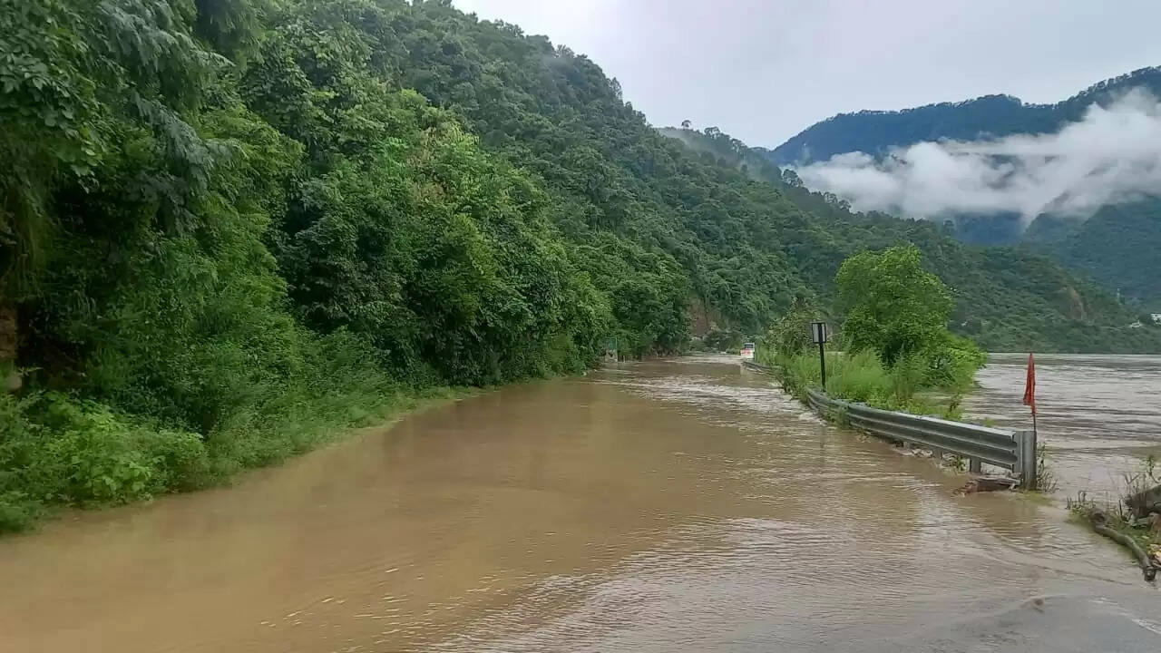 उत्तराखंड में बादल फटने से भारी तबाही, कई लोग लापता
