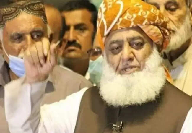 पाकिस्तानी नेता ने सरकार पर आतंकवाद को वित्तपोषित करने का आरोप लगाया