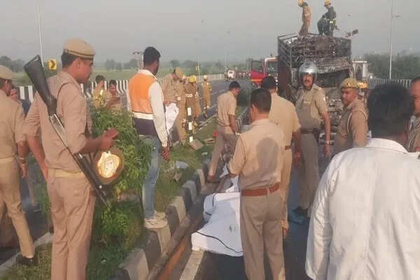 अलीगढ़ में भीषण सड़क हादसा: एक ही परिवार के 4 लोग जिंदा जले