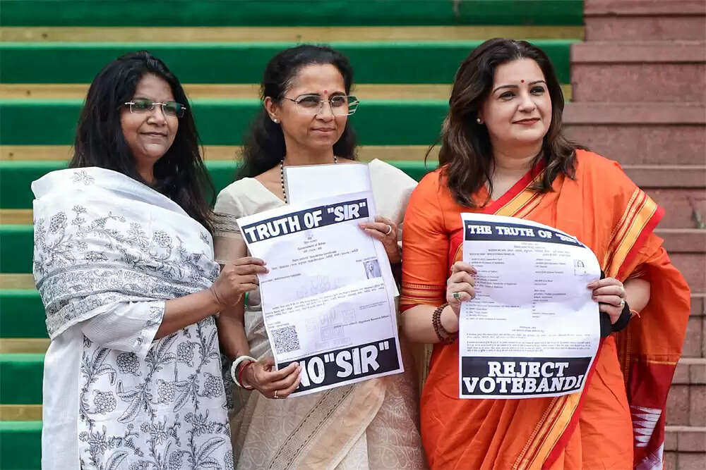संसद का मानसून सत्र: विपक्ष का प्रदर्शन और चुनाव आयोग पर आरोप