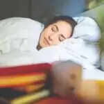 वास्तु शास्त्र के अनुसार सोने की सही दिशा: जानें कैसे पाएं सुख-शांति